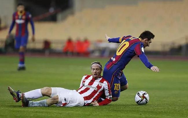 أوسيبيو دي فرانشيسكو ينتقد قرارات الحكم بعد خسارة روما 4-1 أمام برشلونة