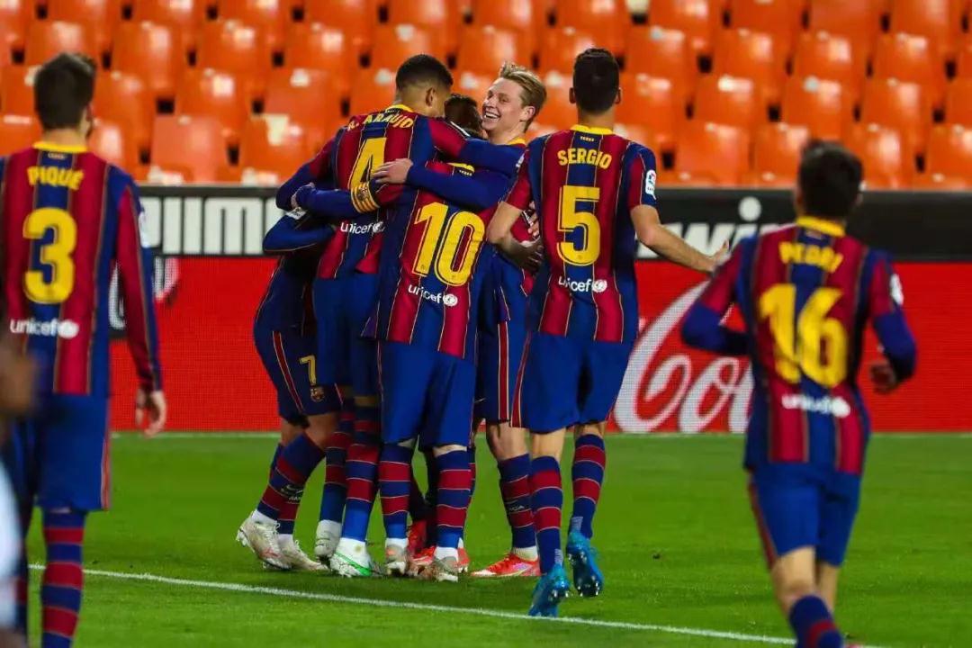 الأهلي المصري يتلقى تحذيراً من الفيفا بسبب قميص الإحماء رقم 72