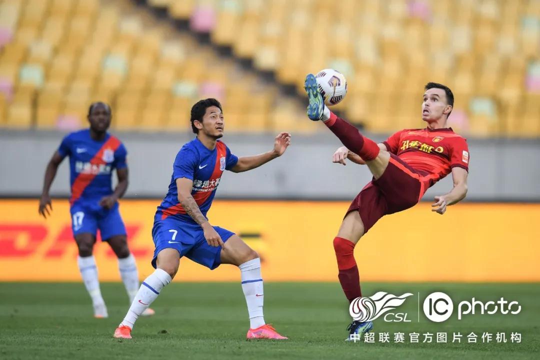 إيلديفونس ليما يودع الملاعب بعد أطول مسيرة دولية في تاريخ كرة القدم