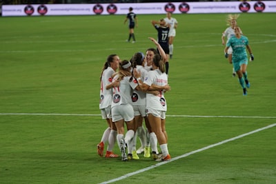 احتفال مسؤولي الفيفا بنجاح تقنية الفار في كأس العالم وخلوها من الفضائح